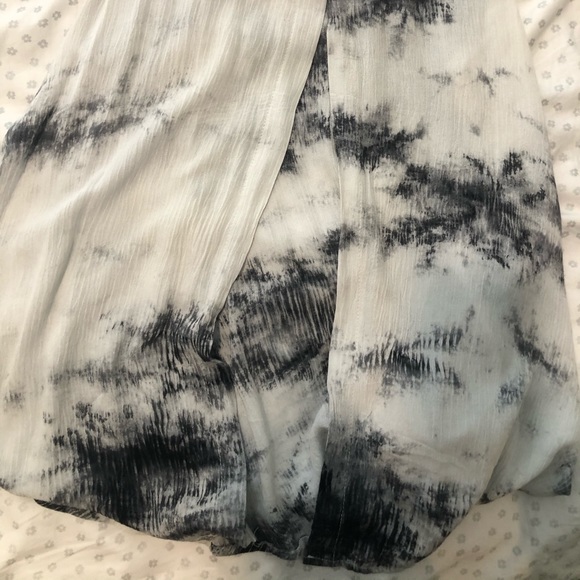 Size medium tank top that shows your back ! - Picture 2 of 5